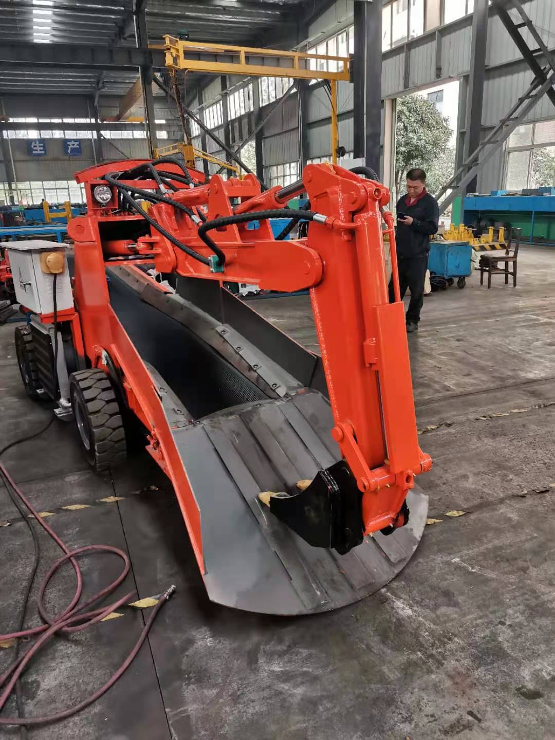 小型電動挖掘機在隧道施工的使用和應用